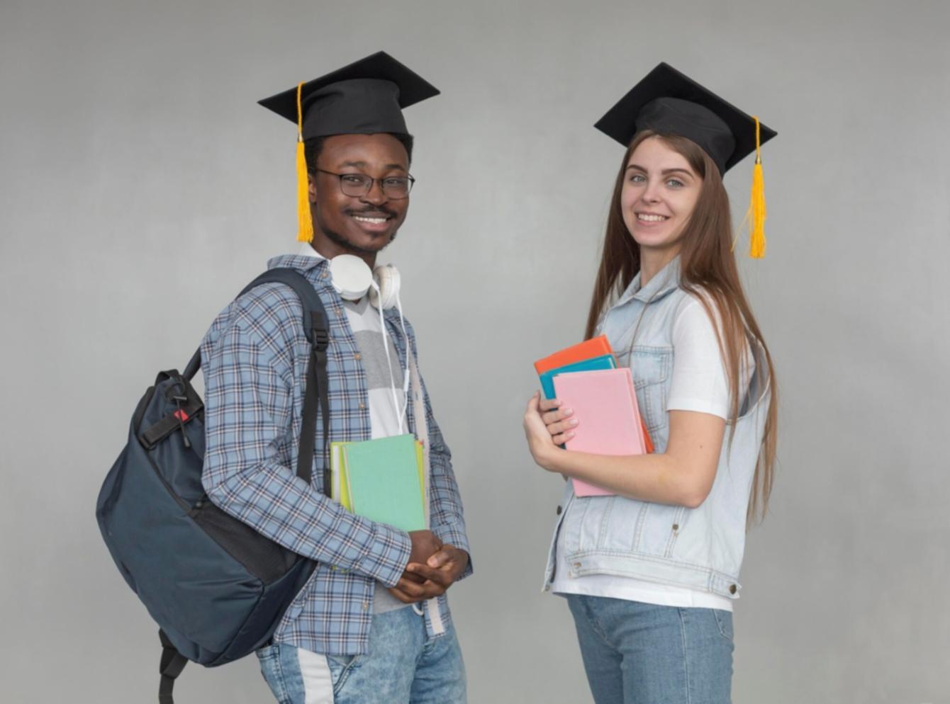 Sesión de formación financiera empresarial en sala de conferencias moderna