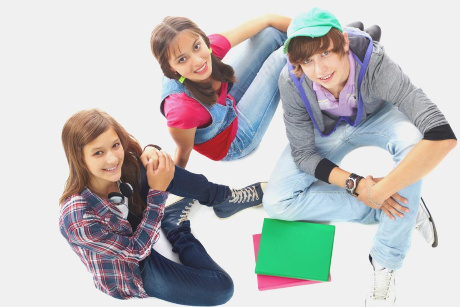 Equipo empresarial trabajando en análisis financiero colaborativo