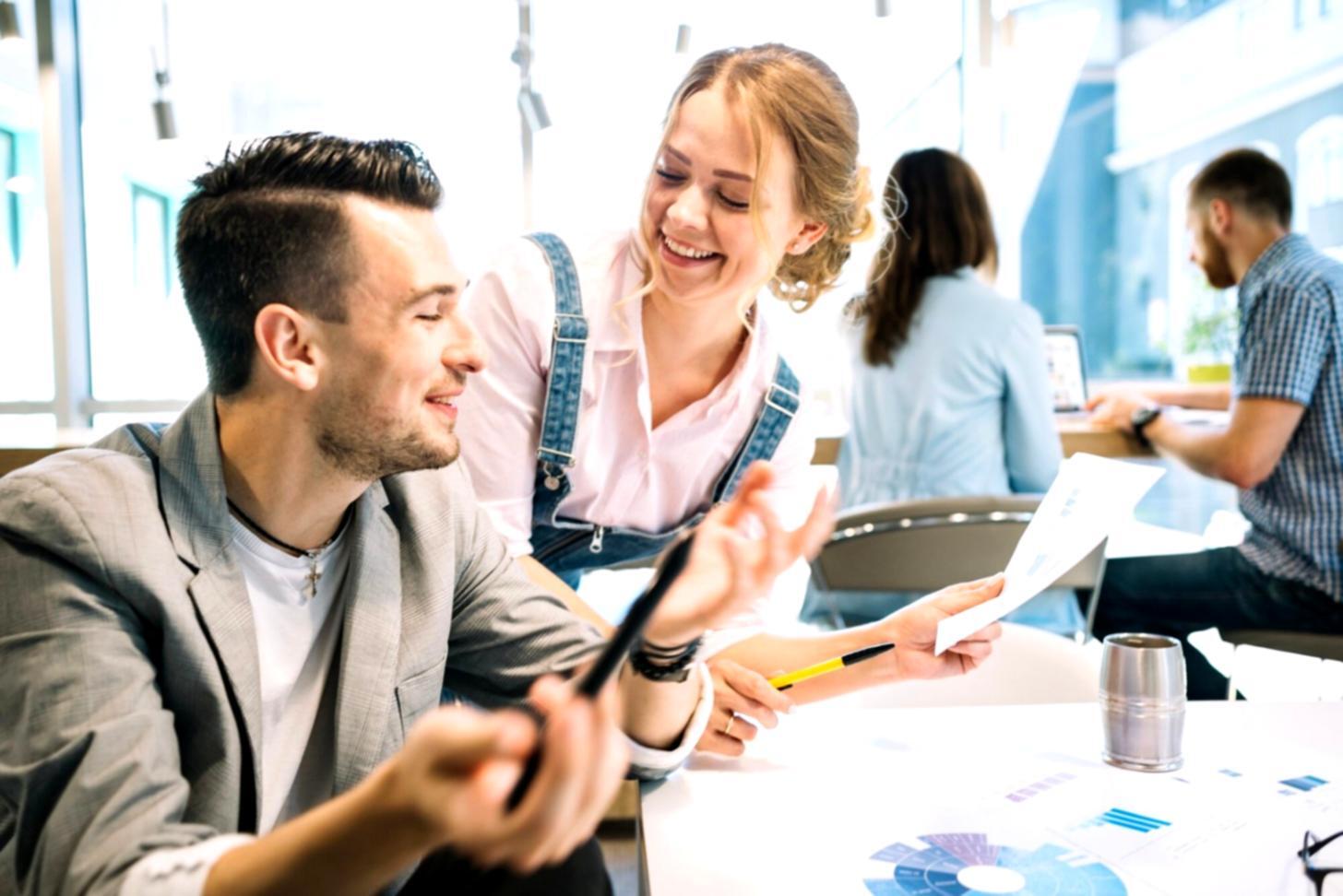 Equipo empresarial trabajando en estrategias de comunicación financiera colaborativa
